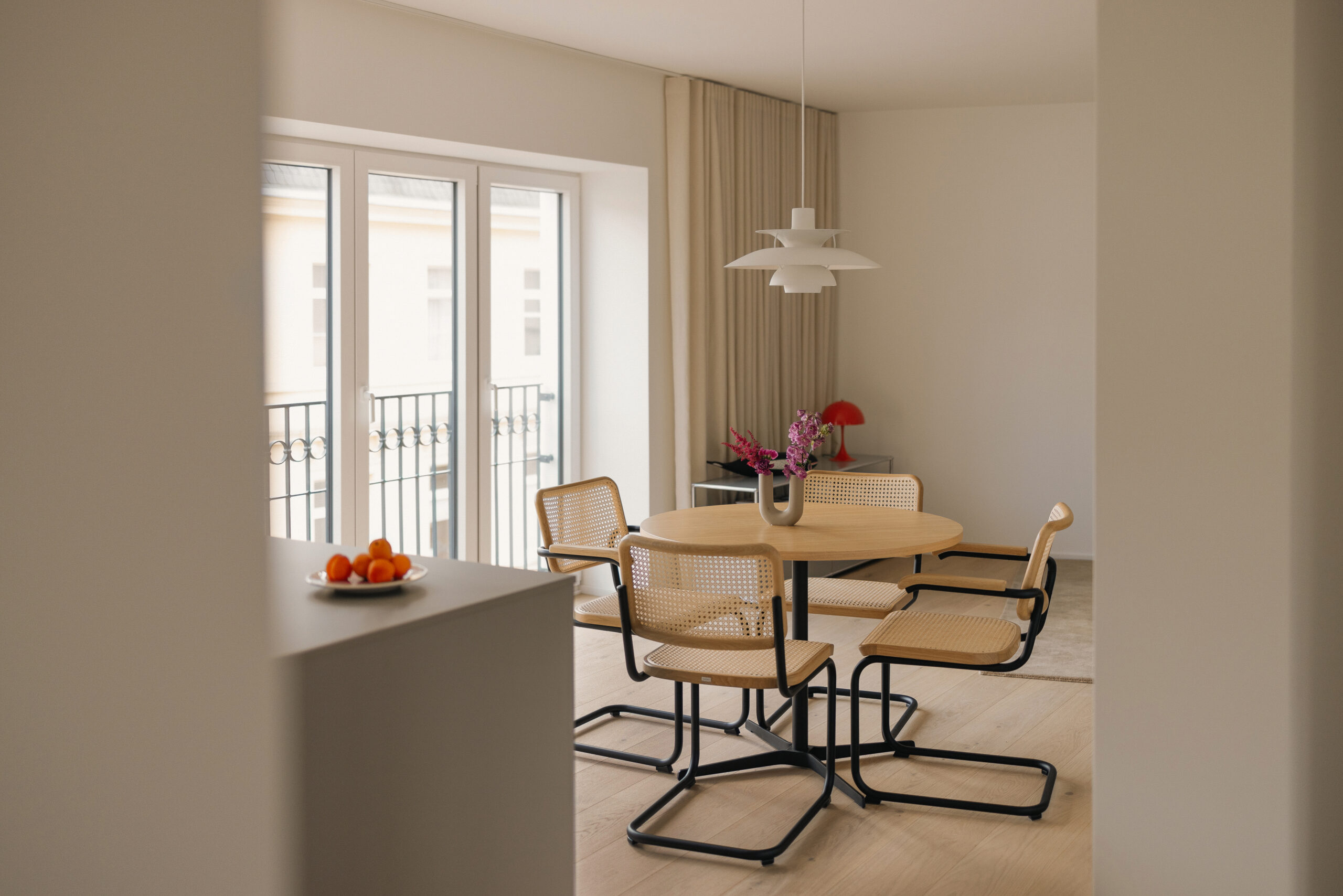 Anderer Blickwinkel von Esszimmer im Mietstudio mit andere Dekorationen.