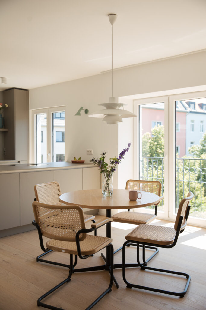 Ein Esszimmer mit einem Tisch und Stühlen und eine moderne Küche mit einem Blick auf die Natur