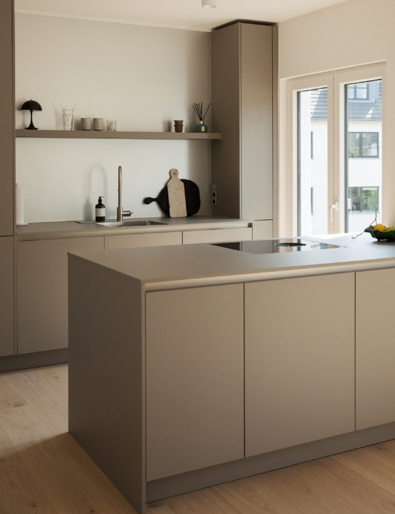 Geräumige Küche mit einer großen Kochinsel, perfekt für ein Mietstudio.