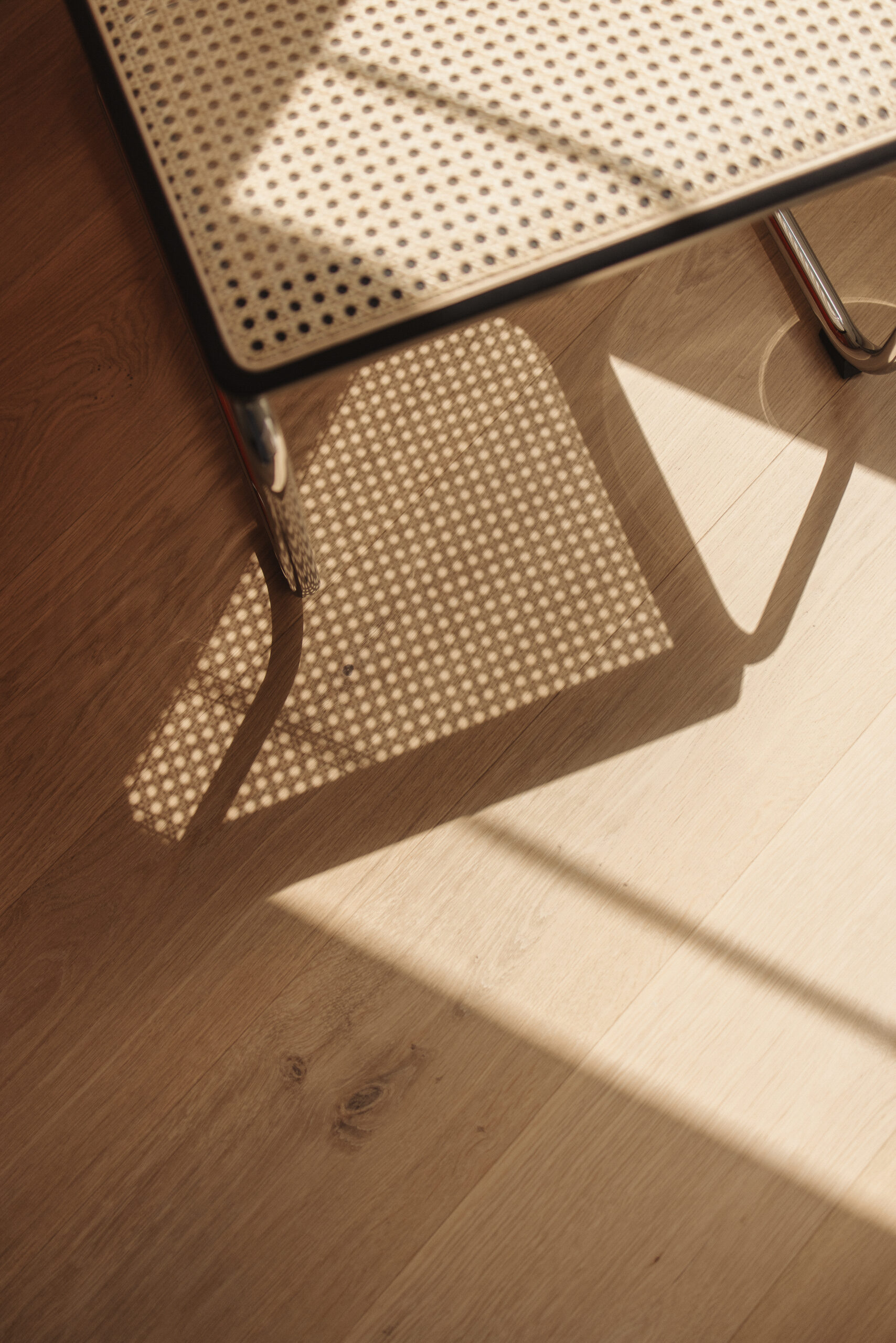 Ein Stuhl in einem Mietstudio.