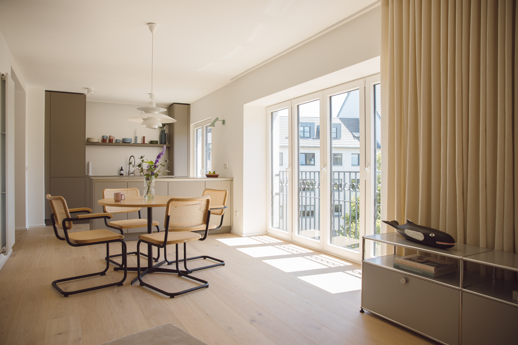 Gemütliches Esszimmer mit Tisch und Stühlen, perfekt für ein modernes Design Mietstudio.